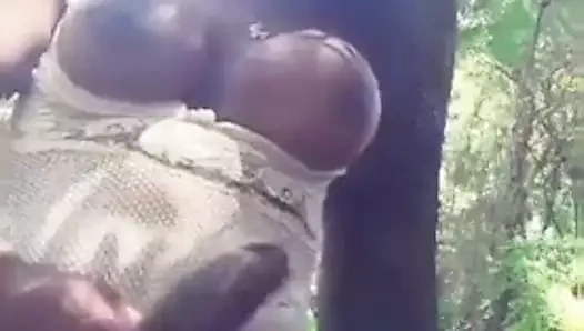 Renata Barbosa se masturbando ao ar livre