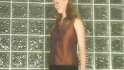 Kız duvara karşı onu büyük göğüsleri ve traş kedi gösterir