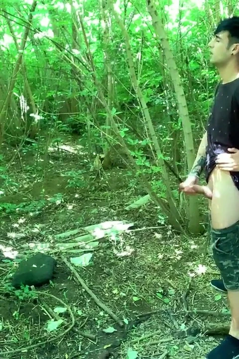 Twink açık havada büyük uzak boşalma yapıyor - sonunda ağır çekim boşalma