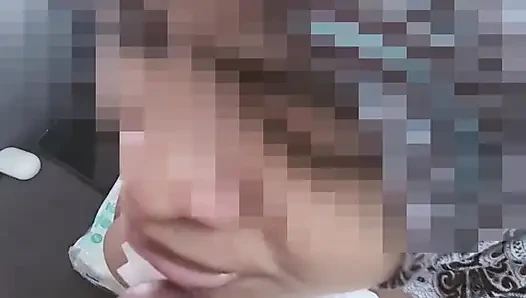 Asyalı tesettürlü kızın yeni bir gözlük alması gerekiyor, bu yüzden erkek arkadaşına sakso çekiyor - minokiiko