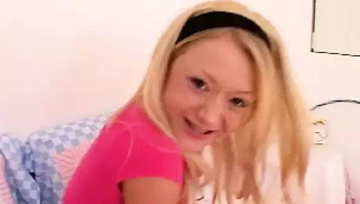 Deepthroating genç gags üzerinde horoz