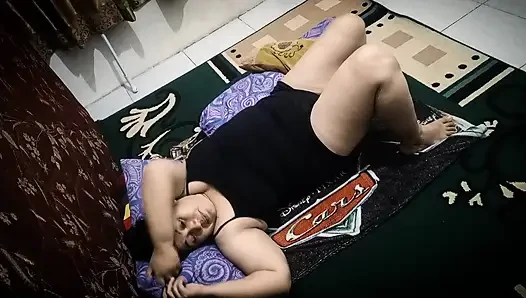 Çok azgın ve sikilmek istiyor