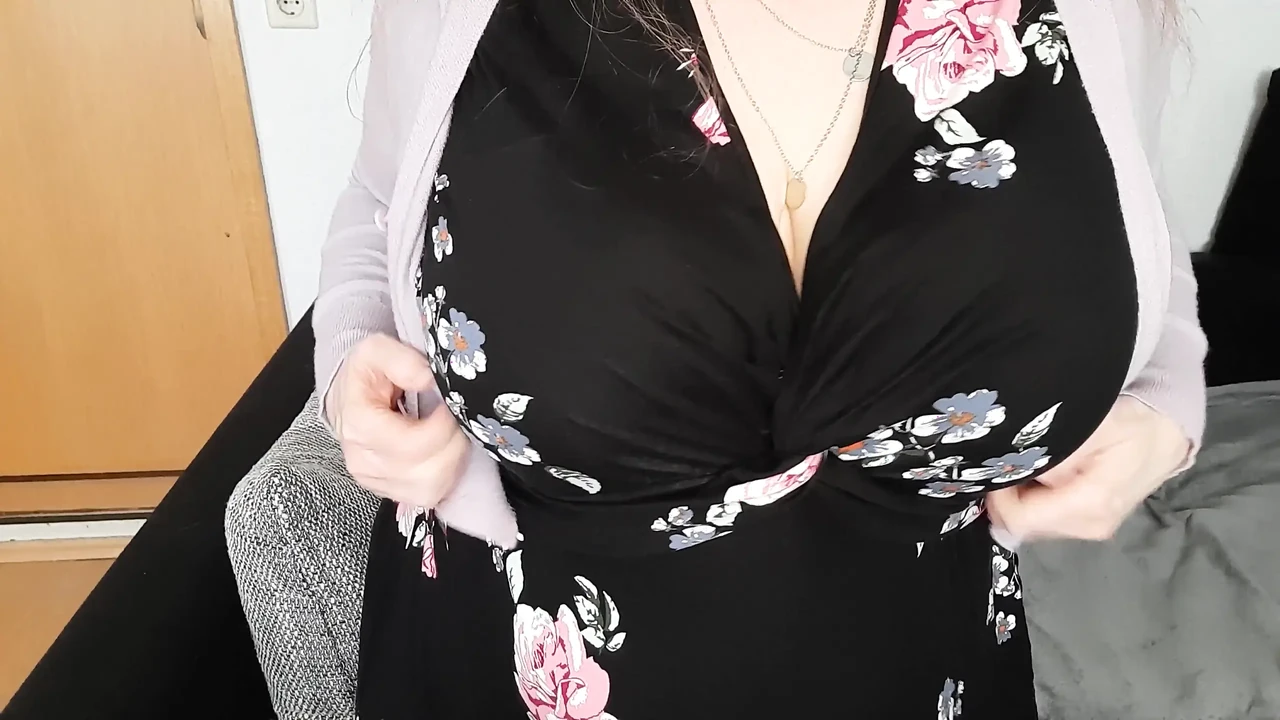 Premium I Get My Big Tits Out Of The Bra German Amateur Porn (4K Ultra) - Singapore Special