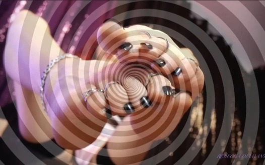 Siyah ayak tırnaklı Polonyalı ve ayak ayak yüzükleri ile büyüleyici ayaklarıma teslim ol