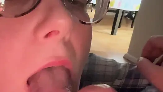 Orta yaşlı seksi kadın sana sakso çekiyor