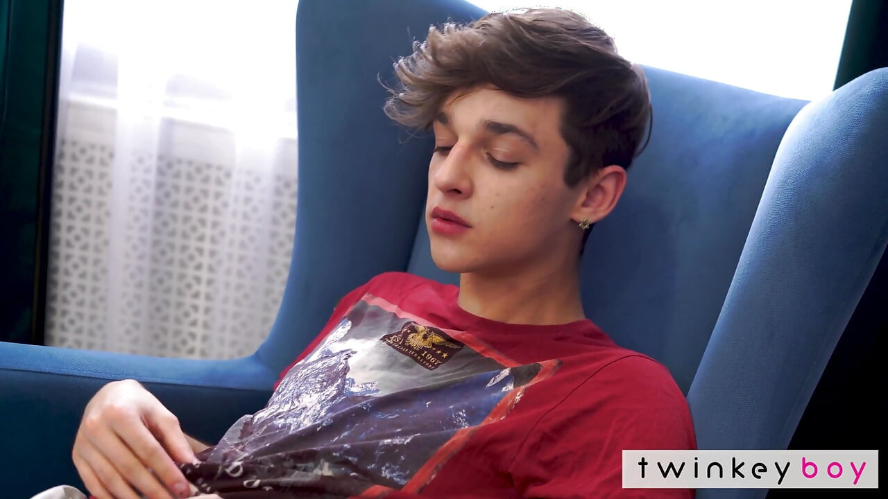 TwinkeyBoy: Super cute teen boy Tony jerking off and assplay