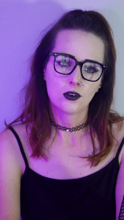 Gotik kız file çorap içinde sigara içiyor