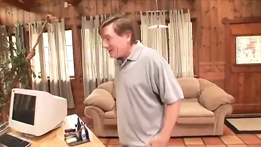 Ayak fetişi adam sarışın kadının domalmış amını yalıyor ve sonra ayaklarını ve ayak parmaklarını emiyor