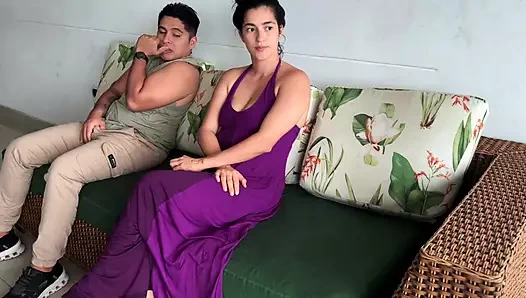 İşe başvurmak için bekleme odasında, yarağını bana soktu ve ben fışkırtarak bitirdim.