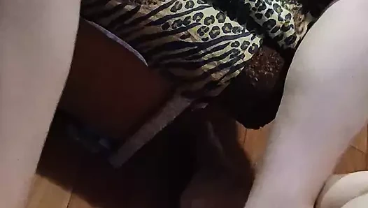 Üvey kız kardeşimi ateşli mastürbasyon yaparken yakaladım