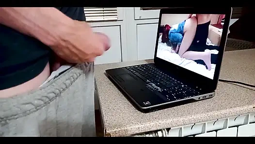 Evli kadın kocasına nasıl sikiştiğine ilgili bir video gönderdi