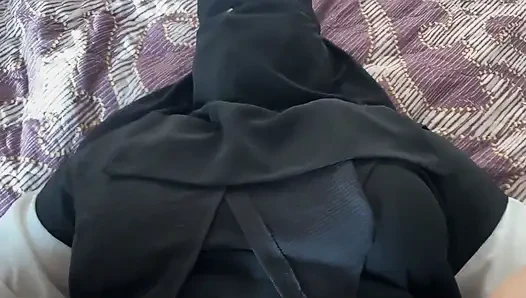 Tesettürlü Suriyeli orta yaşlı seksi kadın amına döl alıyor