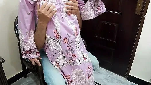 Üvey kız kardeş yanlışlıkla yarağa oturuyor - Hintçe ses