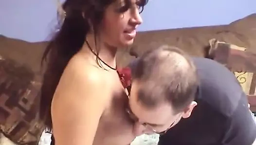 Orta yaşlı seksi kadın Tony Ocean sert sikişmeden önce ineğin yarağını ağzına alıyor ve tutkuyla emiyor