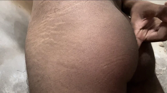 Ateşli Hintli hatun büyük götünü gösteriyor