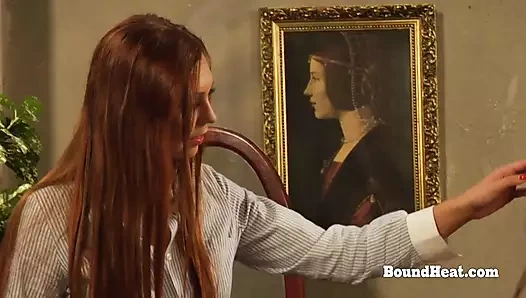 İri göğüslü büyük götlü lezbiyen köle sahibeyle birlikte inliyor ve orgazm oluyor