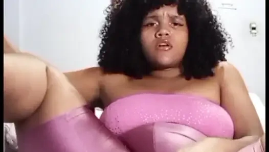 Büyük göt sallıyor ve kıllı amcık fışkırtıyor