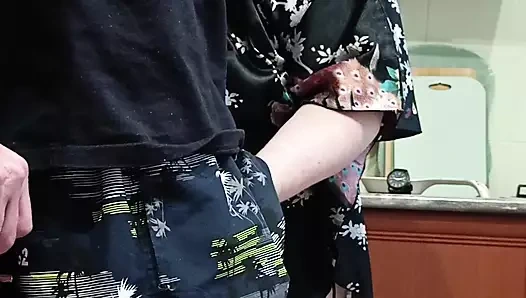 Kaynananın ağzına sıcak kalın dölle boşalıyor ve yutuyor