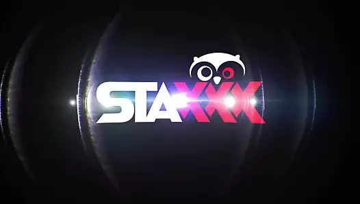 Sevimli ve hamile genç çok büyük bir adam sikikleri