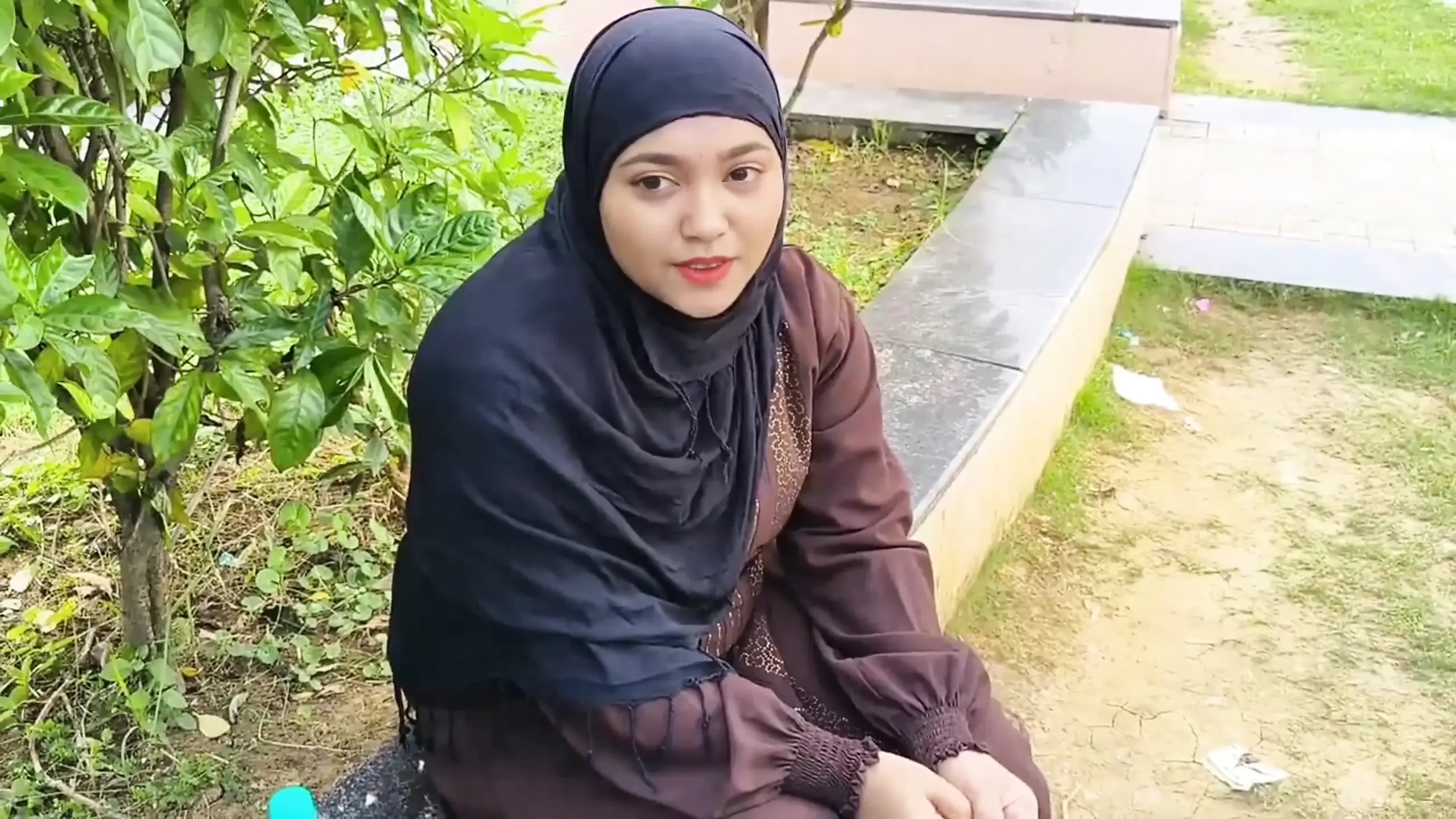 Poor Muslim Hijab Girl Paise Ke Liye Porn Video producer Se Chud gyi, Outdoor Garden Sex in Hindi