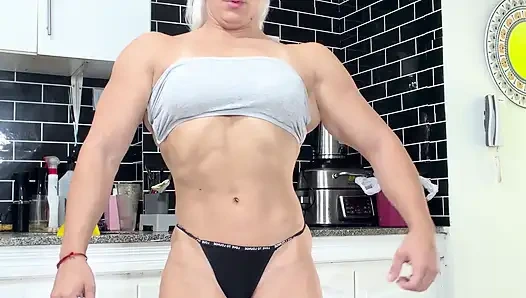 Vücut geliştirmeci sarışın vahşi tek başına memelerini sallıyor