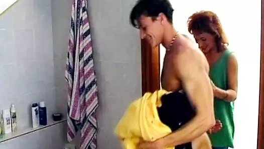 Güzel kızıl saçlı Alman bebek banyoda sikiliyor