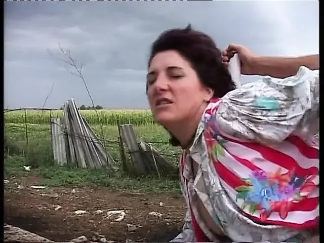 Soția fermierului este futută la țară de un tip de la oraș