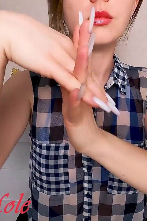 Uzun tırnak gösterisi ve krem ile ellere masaj