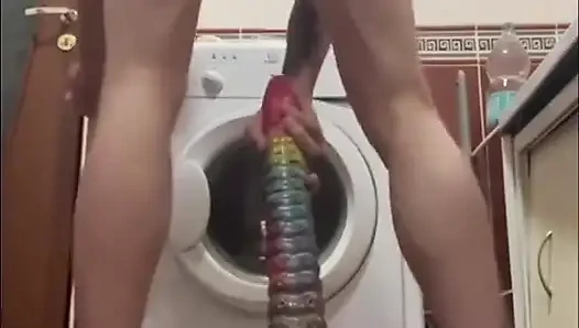 56 santimetrelik büyük bir oyuncağın üzerinde sarkıklığımla oturuyorum