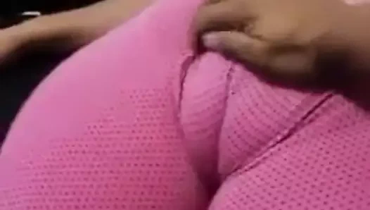 Kız arkadaşının kıçını göstermek....