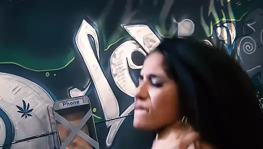 Büyük memeli latin genç Jenaveve Jolie özentili bir rapçi tarafından sikiliyor