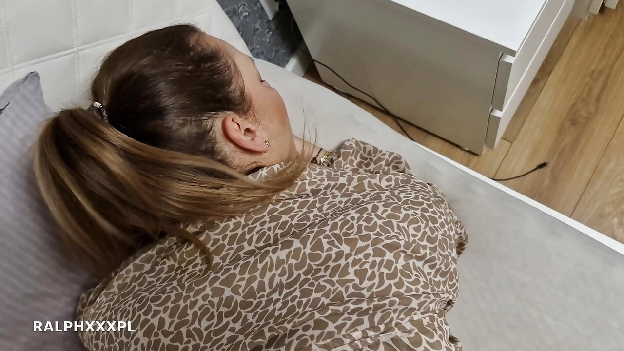 Üvey annem bana hamile kalmak istiyor bu yüzden amının içine boşalıyorum