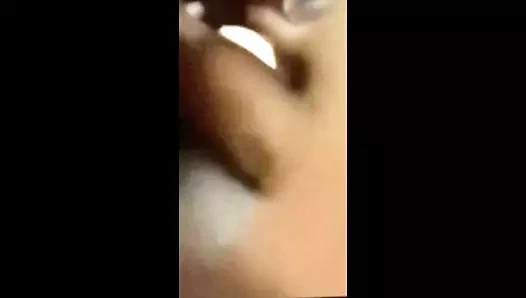 Boki! bacaklarını yaymak