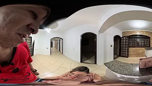 Kadın yönetici boş bir evde müşterisiyle emiyor ve seks yapıyor.