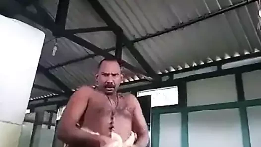 Macho tomando banho de balde