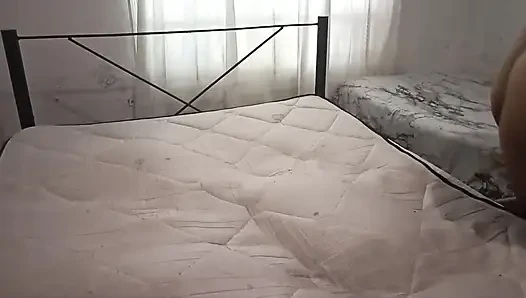 Seksi üvey anne yatak odasını tangayla temiziyor ve üvey oğlu için kendini filme alıyor