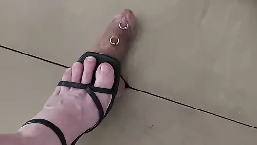 Cockbox üzerinde ayaklar altında çiğnemek