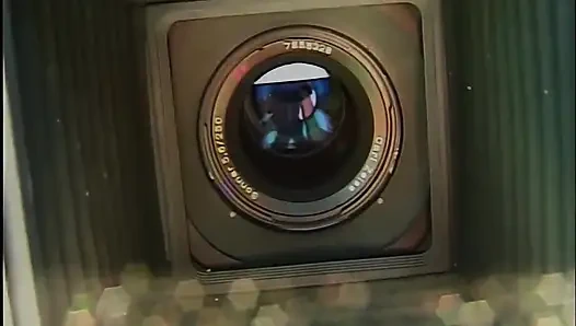 Genç sarışın kendini parmaklıyor ve sikiliyor