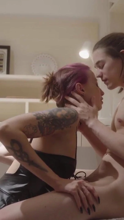 Ключевой момент из "Соседка по комнате с огромной задницей громко стонет на большом члене"