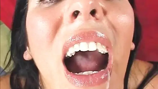 Mükemmel sürtük sert anal sikişten sonra döl yiyor