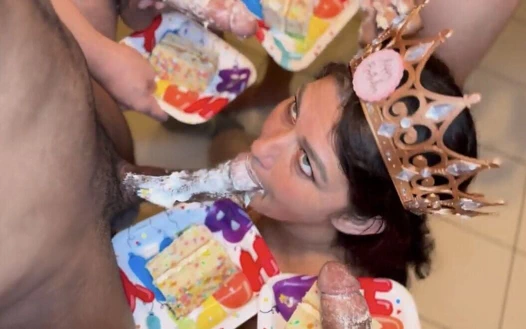 Yaramaz orta yaşlı seksi kadınlar doğum günü oral seks