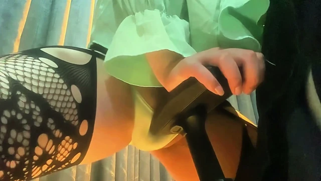 Tatlı Femboy külotunu hâlâ üstünde tutarak sürtünüyor