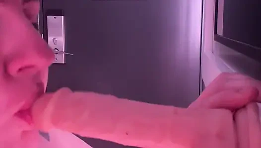 Dağınık iri güzel kadın dildoda öğürüyor