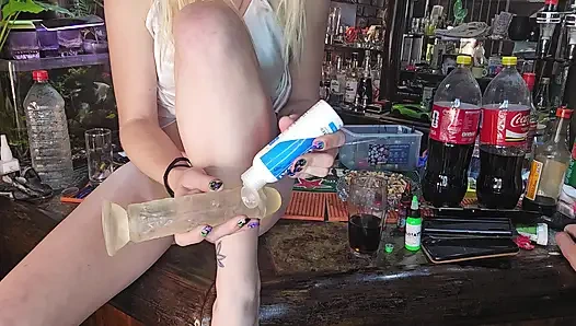 Karanlıkta klitorisinin parlamasını tattoladığımda çok azdı, ninemin dildosunu sikiyor