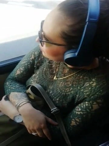 Otobüste olgun kadının göğüsleri