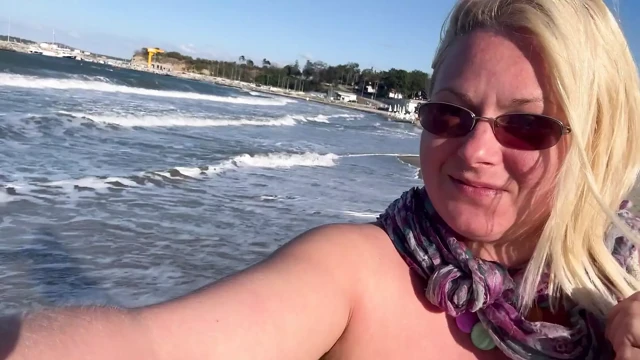 Halka açık plajda yürüyor, koşuyor ve üstsüz işiyor
