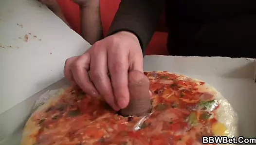 Sıska adam şişman götlü dolgunlaştırıcıyı baştan çıkarıyor