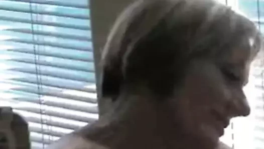 Mutlu hissediyorum, çünkü soyunuyor