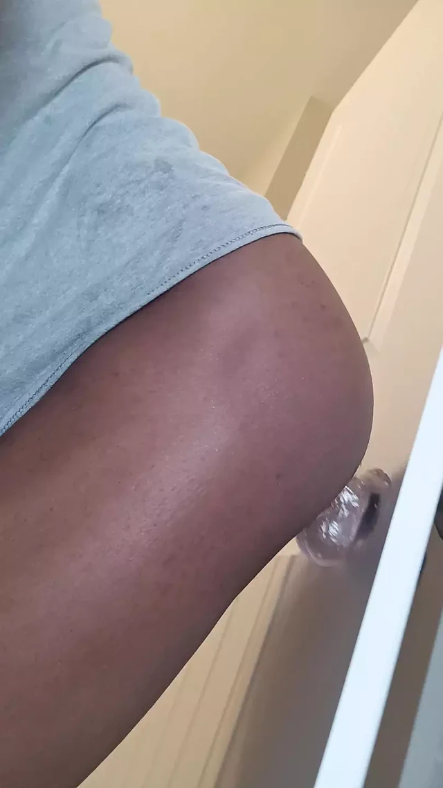 Azgın zenci iri güzel götünü dildoyla esnetiyor