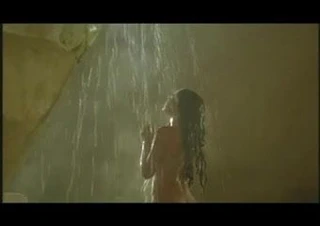 Phoebe çıplak sahne - cennet (şelalenin yanında çıplak)